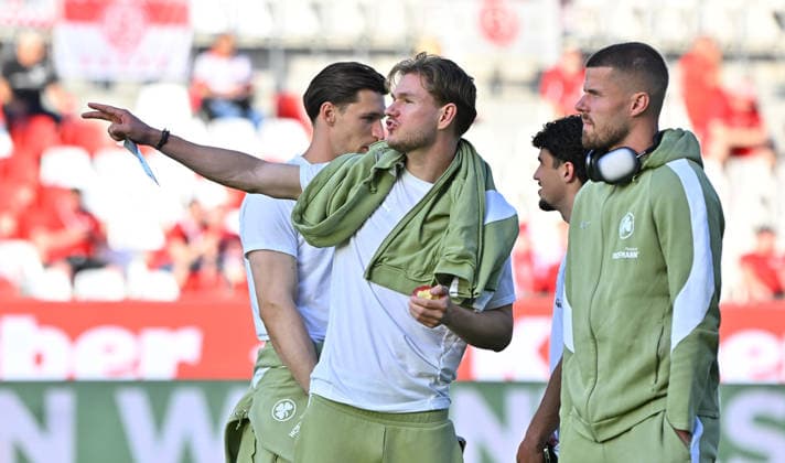 22.05.2026 - Fussball - Saison 2025 2026 - Relegation 2. Fussball Bundesliga - Hinspiel: Rot Weiss Essen RWE - SpVgg Greuther Fürth ( Kleeblatt ) - Sportfoto Zink MeZi - xmexzix - DFL regulations prohibit any use of photographs as image sequences and or quasi-video - only for editorial use - Marco John (24, SpVgg Greuther Fürth ) Jan Elvedi (15, SpVgg Greuther Fürth, rechts ) vor Spielbeginn