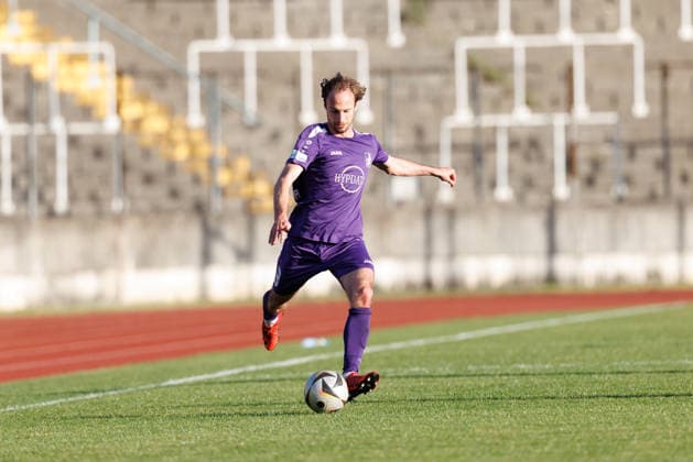 Nicola della Schiava (3, TSV Schwaben Augsburg) beim Spiel zwischen TSV Schwaben Augsburg v SV Kirchanschöring, Fußball, Herren, Regionalliga Bayern Relegation, 2025 2026, 2.Spieltag am 22.05.2026 in Augsburg, Rosenaustadion. Bayern Deutschland