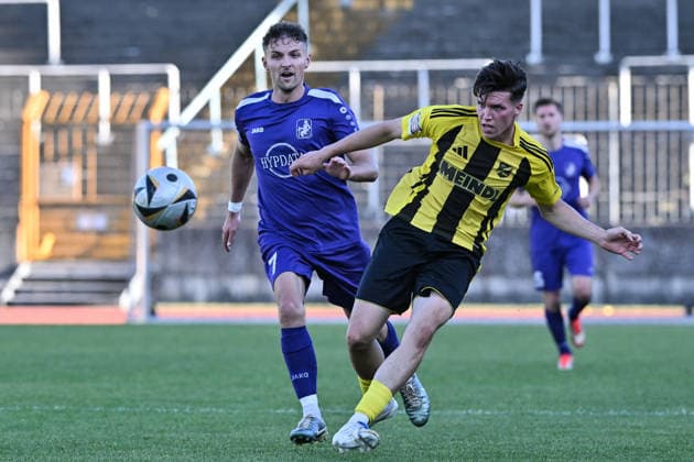 Relegation Regionalliga Bayern; TSV Schwaben Augsburg - SV Kirchanschöring; 22.05.2026 AUGSBURG, GERMANY - 22. MAI: im Duell Maximilian HEISS (TSV Schwaben Augsburg 7) und Dominik AUERHAMMER (SV Kirchanschöring 16) während dem Match zwischen dem TSV Schwaben Augsburg und dem SV Kirchanschöring beim Rückspiel der Relegation zur Regionalliga Bayern im Rosenaustadion Copyright: xBEAUTIFULxSPORTS Goldbergx