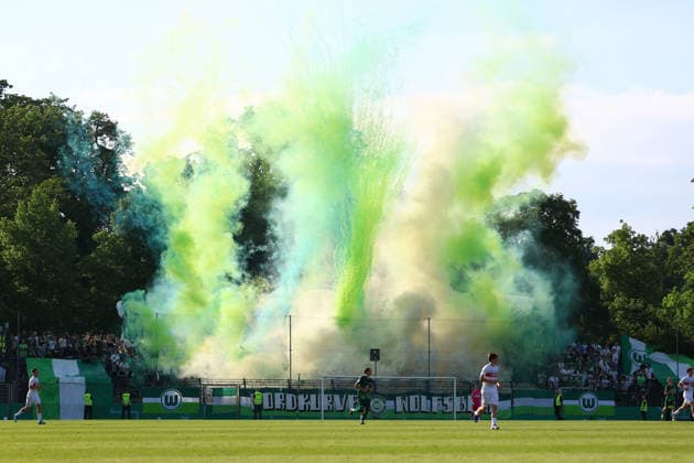 Fans der VfL Wolfsburg U19 zündeten Pyrotechnik. Fußball I Junioren I DFB-Pokal I Saison 2025-2026 I Finale I VfL Wolfsburg U19 - VfB Stuttgart U19 I 22.05.2026 I Karl-Liebknecht-Stadion