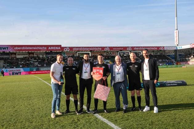 22.05.2026, Ried im Innkreis, AUT, Unterwegs in Oberösterreich, SV Oberbank Ried - Rapid Wien, Österreichische Fußball-Bundesliga, ADMIRAL Bundesliga, im Bild Verabschiedung, Roland Brandner, Schiesdrichterassistent,
