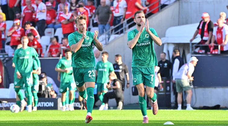 22.05.2026 - Fussball - Saison 2025 2026 - Relegation 2. Fussball Bundesliga - Hinspiel: Rot Weiss Essen RWE - SpVgg Greuther Fürth ( Kleeblatt ) - Sportfoto Zink MeZi - xmexzix - DFL regulations prohibit any use of photographs as image sequences and or quasi-video - only for editorial use - Jannik Dehm ( 23, SpVgg Greuther Fürth ) Dennis Srbeny (7, SpVgg Greuther Fürth, rechts ) klatschen zu Fans Fanblock beim Aufwärmen warm-up vor Spielbeginn