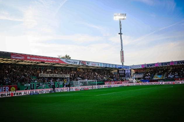 22.05.2026, Ried im Innkreis, AUT, Unterwegs in Oberösterreich, SV Oberbank Ried - Rapid Wien, Österreichische Fußball-Bundesliga, ADMIRAL Bundesliga, im Bild Gedenkminute, Artner Rocky,