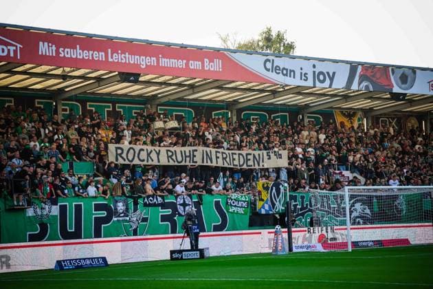 22.05.2026, Ried im Innkreis, AUT, Unterwegs in Oberösterreich, SV Oberbank Ried - Rapid Wien, Österreichische Fußball-Bundesliga, ADMIRAL Bundesliga, im Bild Gedenkminute, Artner Rocky,