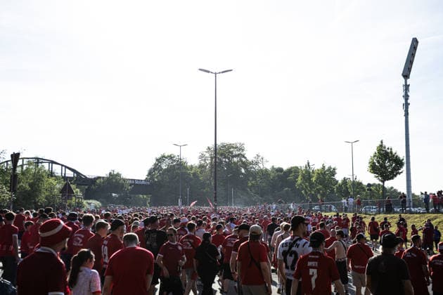2.Bundesliga, Relegation: Rot-Weiss Essen - SpVgg Greuther Fürth; 22.05.2026 Ultras von Rot-Weiss Essen, Fanmarsch vor dem Spiel. 2.Bundesliga, Relegation: Rot-Weiss Essen - SpVgg Greuther Fürth; Stadion an der Hafenstraße, Essen; 22.05.2026 DFL DFB regulations prohibit any use of photographs as image sequences and or quasi video. Copyright: xBEAUTIFULxSPORTS Buriakovx