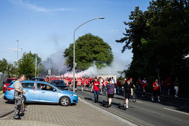 2.Bundesliga, Relegation: Rot-Weiss Essen - SpVgg Greuther Fürth; 22.05.2026 Ultras von Rot-Weiss Essen, Fanmarsch vor dem Spiel. 2.Bundesliga, Relegation: Rot-Weiss Essen - SpVgg Greuther Fürth; Stadion an der Hafenstraße, Essen; 22.05.2026 DFL DFB regulations prohibit any use of photographs as image sequences and or quasi video. Copyright: xBEAUTIFULxSPORTS Buriakovx