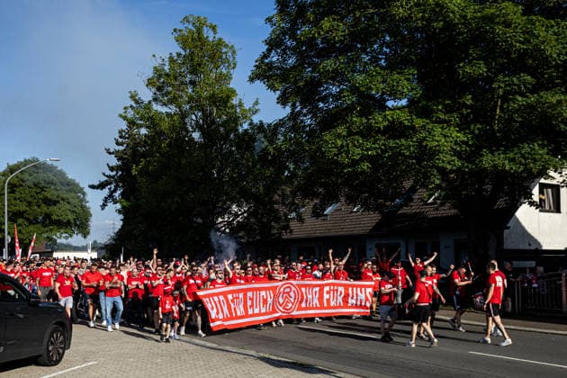 2.Bundesliga, Relegation: Rot-Weiss Essen - SpVgg Greuther Fürth; 22.05.2026 Ultras von Rot-Weiss Essen, Fanmarsch vor dem Spiel. 2.Bundesliga, Relegation: Rot-Weiss Essen - SpVgg Greuther Fürth; Stadion an der Hafenstraße, Essen; 22.05.2026 DFL DFB regulations prohibit any use of photographs as image sequences and or quasi video. Copyright: xBEAUTIFULxSPORTS Buriakovx