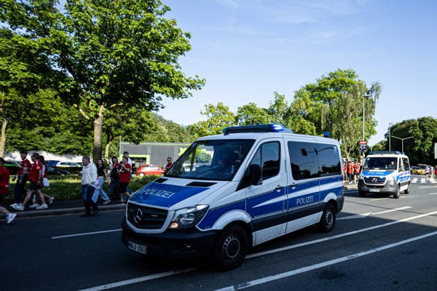 2.Bundesliga, Relegation: Rot-Weiss Essen - SpVgg Greuther Fürth; 22.05.2026 Polizeiauto fährt neben den Fans von Rot-Weiss Essen 2.Bundesliga, Relegation: Rot-Weiss Essen - SpVgg Greuther Fürth; Stadion an der Hafenstraße, Essen; 22.05.2026 DFL DFB regulations prohibit any use of photographs as image sequences and or quasi video. Copyright: xBEAUTIFULxSPORTS Buriakovx