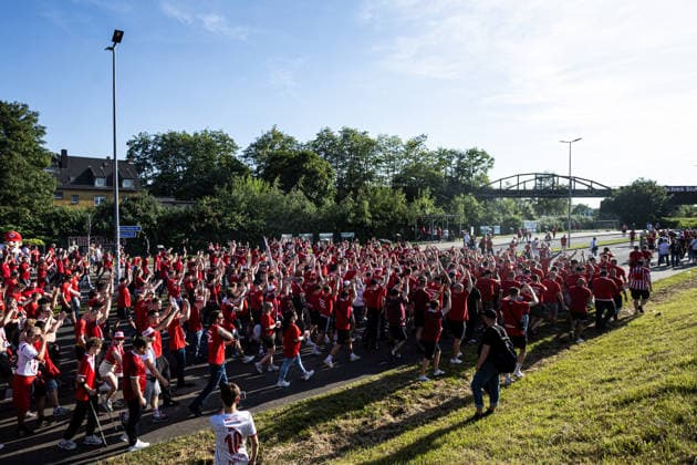 2.Bundesliga, Relegation: Rot-Weiss Essen - SpVgg Greuther Fürth; 22.05.2026 Ultras von Rot-Weiss Essen, Fanmarsch vor dem Spiel. 2.Bundesliga, Relegation: Rot-Weiss Essen - SpVgg Greuther Fürth; Stadion an der Hafenstraße, Essen; 22.05.2026 DFL DFB regulations prohibit any use of photographs as image sequences and or quasi video. Copyright: xBEAUTIFULxSPORTS Buriakovx
