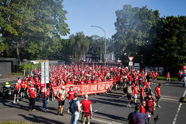 2.Bundesliga, Relegation: Rot-Weiss Essen - SpVgg Greuther Fürth; 22.05.2026 Ultras von Rot-Weiss Essen, Fanmarsch vor dem Spiel. 2.Bundesliga, Relegation: Rot-Weiss Essen - SpVgg Greuther Fürth; Stadion an der Hafenstraße, Essen; 22.05.2026 DFL DFB regulations prohibit any use of photographs as image sequences and or quasi video. Copyright: xBEAUTIFULxSPORTS Buriakovx