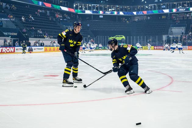 260522 Anton Frondell and Viggo Björck of Sweden during warm-up ahead of the 2026 IIHF Ice hockey, Eishockey World Championship, WM, Weltmeisterschaft match between Sweden and Italy on May 22, 2026 in Fribourg. Photo: Jesper Zerman BILDBYRAN kod JZ JZ0726 ishockey ice hockey ishockey-vm 2026 vm 2026 iihf world championship sverige sweden italien italy bbeng Copyright: JESPERxZERMAN BB260522JZ082