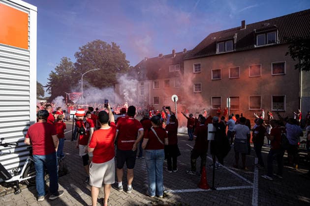 2.Bundesliga, Relegation: Rot-Weiss Essen - SpVgg Greuther Fürth; 22.05.2026 Ultras von Rot-Weiss Essen, Fanmarsch vor dem Spiel. 2.Bundesliga, Relegation: Rot-Weiss Essen - SpVgg Greuther Fürth; Stadion an der Hafenstraße, Essen; 22.05.2026 DFL DFB regulations prohibit any use of photographs as image sequences and or quasi video. Copyright: xBEAUTIFULxSPORTS Buriakovx