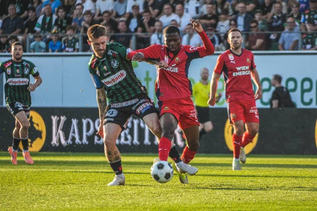 Fussball Österreich, Admiral Bundesliga Europacup-Playoff Finale ECL 2025 2026, SV Oberbank Ried vs. SK Rapid Wien (SKR) - BWT x Oberösterreichische Arena (Ried): Philipp Pomer (SV Oberbank Ried) mit Akoua Romeo Amane Copyright: xLukasxBierederx