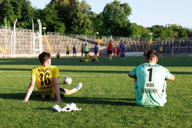 Egon Weber (1, SV Kirchanschöring) und Dominik Auerhammer (16, SV Kirchanschöring) enttäuscht beim Spiel zwischen TSV Schwaben Augsburg v SV Kirchanschöring, Fußball, Herren, Regionalliga Bayern Relegation, 2025 2026, 2.Spieltag am 22.05.2026 in Augsburg, Rosenaustadion. Bayern Deutschland