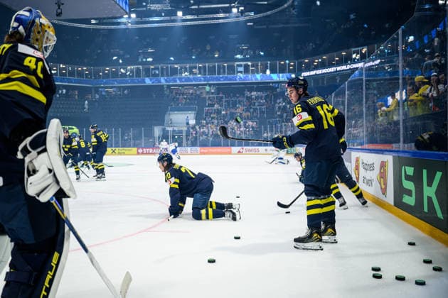 260522 Anton Frondell of Sweden during warm-up ahead of the 2026 IIHF Ice hockey, Eishockey World Championship, WM, Weltmeisterschaft match between Sweden and Italy on May 22, 2026 in Fribourg. Photo: Jesper Zerman BILDBYRAN kod JZ JZ0726 ishockey ice hockey ishockey-vm 2026 vm 2026 iihf world championship sverige sweden italien italy bbeng Copyright: JESPERxZERMAN BB260522JZ088