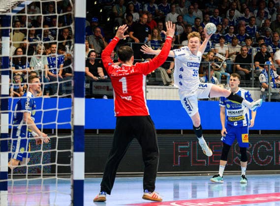 Jarnes Faust (TBV Lemgo Lippe, 35) kurz vor der Pause mit dem Treffer aus der Ecke. Matija Spikic (ThSV Eisenach, 01) GER, ThSV Eisenach gegen TBV Lemgo Lippe, 1. Daikin Handballbundesliga, Handball, 32.Spieltag, Saison 2025 2026, 22.05.2026 GER, ThSV Eisenach gegen TBV Lemgo Lippe, 1. Daikin Handballbundesliga, Handball, 32.Spieltag, Saison 2025 2026, 22.05.2026 Eisenach Copyright: xEibner-Pressefoto MartinxHerbstx EP_MHT