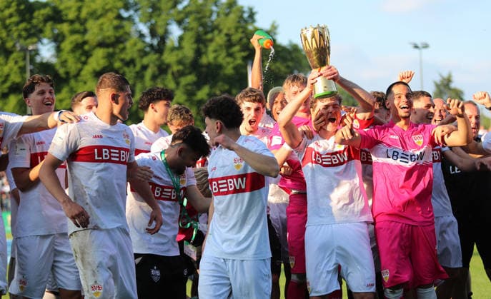 Berlin , Fußball Finale DFB-Pokal Junioren VfL Wolfsburg vs. VfB Stuttgart , Jubel VfB , mit Pokal : Yanik Spalt
