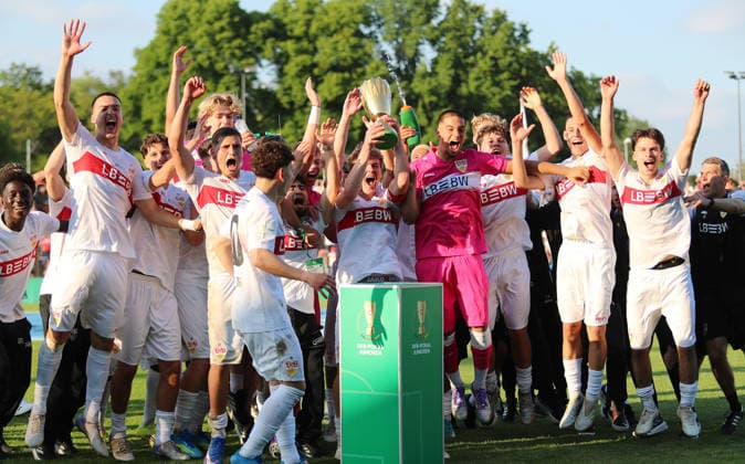 Berlin , Fußball Finale DFB-Pokal Junioren VfL Wolfsburg vs. VfB Stuttgart , Jubel VfB , mit Pokal: Yanik Spalt
