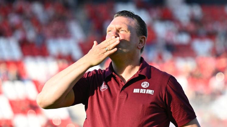 22.05.2026 - Fussball - Saison 2025 2026 - Relegation 2. Fussball Bundesliga - Hinspiel: Rot Weiss Essen RWE - SpVgg Greuther Fürth ( Kleeblatt ) - Sportfoto Zink - xwoxzix - DFL regulations prohibit any use of photographs as image sequences and or quasi-video - only for editorial use - Uwe Koschinat (Trainer Rot-Weiss Essen ) schickt Küsschen