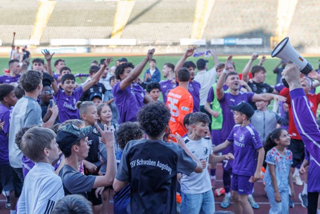 Team (TSV Schwaben Augsburg) feiert den Klassenerhalt beim Spiel zwischen TSV Schwaben Augsburg v SV Kirchanschöring, Fußball, Herren, Regionalliga Bayern Relegation, 2025 2026, 2.Spieltag am 22.05.2026 in Augsburg, Rosenaustadion. Bayern Deutschland