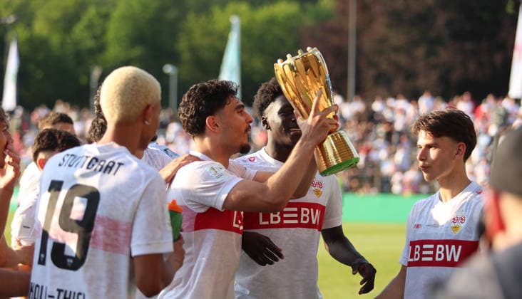 Berlin , Fußball Finale DFB-Pokal Junioren VfL Wolfsburg vs. VfB Stuttgart , Emirhan Agzikara ( VfB ) mit Pokal , Jubel