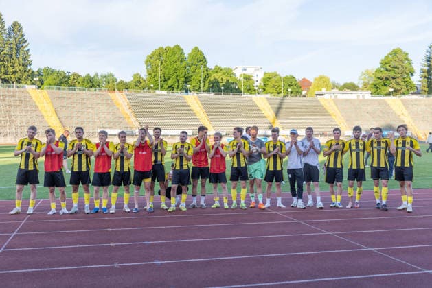 Team (SV Kirchanschöring) bedanktv sich bei ihren Fans beim Spiel zwischen TSV Schwaben Augsburg v SV Kirchanschöring, Fußball, Herren, Regionalliga Bayern Relegation, 2025 2026, 2.Spieltag am 22.05.2026 in Augsburg, Rosenaustadion. Bayern Deutschland