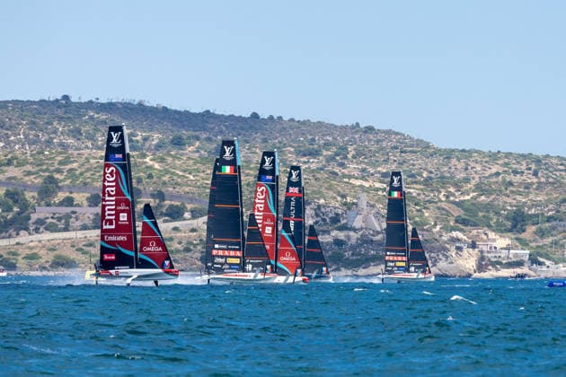 Louis Vuitton 38Th America™S Cup Preliminary Regatta Sardinia Partenza della regata il primo giorno di regate ufficiali. La regata preliminare in Sardegna, che fa parte della 38Âª America s Cup ed e sponsorizzata da Louis Vuitton, offre ai team la prima opportunitÃ di mettere alla prova le proprie capacitÃ in vista dell evento di Napoli del 2027. Le regate si svolgeranno nel Golfo di Cagliari e vedranno in gara imbarcazioni AC40 monotipo completamente equalizzate, capaci di raggiungere velocitÃ superiori ai 40 nodi. VenerdÃ¬ 22 maggio 2026 - ( Photo Mauro Ujetto LaPresse ) Louis Vuitton 38Th America™S Cup Preliminary Regatta Sardinia Race start on the first day of racing in the Preliminary Regatta in Cagliari The preliminary regatta in Sardinia, which is part of the 38th America s Cup and sponsored by Louis Vuitton, offers the first opportunity for teams to test their skills as they prepare for the event in Naples in 2027. The races will take place in the Gulf of Cagliari, featuring fully equalized AC40 one-design yachts that can reach speeds exceeding 40 knots. Friday 22 May 2026 - ( Photo Mauro Ujetto LaPresse )  Copyright: xMauroxUjettox LaPressex