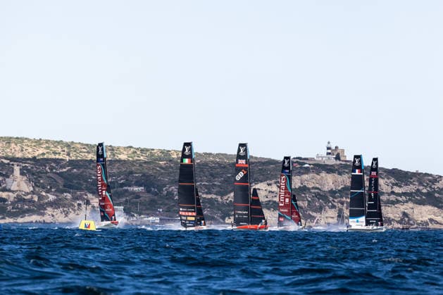 Louis Vuitton 38Th America™S Cup Preliminary Regatta Sardinia Partenza della regata il primo giorno di regate ufficiali. La regata preliminare in Sardegna, che fa parte della 38Âª America s Cup ed e sponsorizzata da Louis Vuitton, offre ai team la prima opportunitÃ di mettere alla prova le proprie capacitÃ in vista dell evento di Napoli del 2027. Le regate si svolgeranno nel Golfo di Cagliari e vedranno in gara imbarcazioni AC40 monotipo completamente equalizzate, capaci di raggiungere velocitÃ superiori ai 40 nodi. VenerdÃ¬ 22 maggio 2026 - ( Photo Mauro Ujetto LaPresse ) Louis Vuitton 38Th America™S Cup Preliminary Regatta Sardinia Race start on the first day of racing in the Preliminary Regatta in Cagliari The preliminary regatta in Sardinia, which is part of the 38th America s Cup and sponsored by Louis Vuitton, offers the first opportunity for teams to test their skills as they prepare for the event in Naples in 2027. The races will take place in the Gulf of Cagliari, featuring fully equalized AC40 one-design yachts that can reach speeds exceeding 40 knots. Friday 22 May 2026 - ( Photo Mauro Ujetto LaPresse )  Copyright: xMauroxUjettox LaPressex