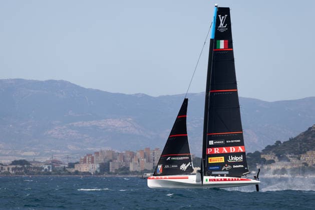 Louis Vuitton 38Th America™S Cup Preliminary Regatta Sardinia Luna Rossa 1 Women And Youth in azione durante il primo giorno di regate ufficiali. La regata preliminare in Sardegna, che fa parte della 38Âª America s Cup ed e sponsorizzata da Louis Vuitton, offre ai team la prima opportunitÃ di mettere alla prova le proprie capacitÃ in vista dell evento di Napoli del 2027. Le regate si svolgeranno nel Golfo di Cagliari e vedranno in gara imbarcazioni AC40 monotipo completamente equalizzate, capaci di raggiungere velocitÃ superiori ai 40 nodi. VenerdÃ¬ 22 maggio 2026 - ( Photo Mauro Ujetto LaPresse ) Louis Vuitton 38Th America™S Cup Preliminary Regatta Sardinia Luna Rossa 2 on the first day of racing in the Preliminary Regatta in Cagliari The preliminary regatta in Sardinia, which is part of the 38th America s Cup and sponsored by Louis Vuitton, offers the first opportunity for teams to test their skills as they prepare for the event in Naples in 2027. The races will take place in the Gulf of Cagliari, featuring fully equalized AC40 one-design yachts that can reach speeds exceeding 40 knots. Friday 22 May 2026 - ( Photo Mauro Ujetto LaPresse )  Copyright: xMauroxUjettox LaPressex