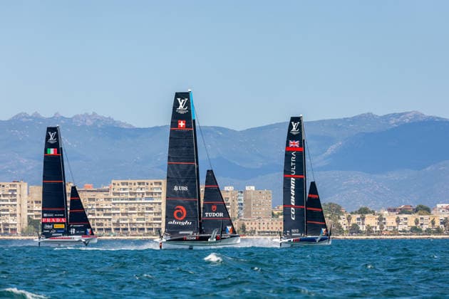 Louis Vuitton 38Th America™S Cup Preliminary Regatta Sardinia Luna Rossa 2, Tudor Team Alinghi, Athena Pathway Women And Youth in azione durante il primo giorno di regate ufficiali. La regata preliminare in Sardegna, che fa parte della 38ª America s Cup ed e sponsorizzata da Louis Vuitton, offre ai team la prima opportunità di mettere alla prova le proprie capacità in vista dell evento di Napoli del 2027. Le regate si svolgeranno nel Golfo di Cagliari e vedranno in gara imbarcazioni AC40 monotipo completamente equalizzate, capaci di raggiungere velocità superiori ai 40 nodi. Venerdì 22 maggio 2026 - ( Photo Mauro Ujetto LaPresse ) Louis Vuitton 38Th America™S Cup Preliminary Regatta Sardinia Luna Rossa 2, Tudor Team Alinghi, Athena Pathway Women And Youth on the first day of racing in the Preliminary Regatta in Cagliari The preliminary regatta in Sardinia, which is part of the 38th America s Cup and sponsored by Louis Vuitton, offers the first opportunity for teams to test their skills as they prepare for the event in Naples in 2027. The races will take place in the Gulf of Cagliari, featuring fully equalized AC40 one-design yachts that can reach speeds exceeding 40 knots. Friday 22 May 2026 - ( Photo Mauro Ujetto LaPresse ) Copyright: xMauroxUjettox LaPressex