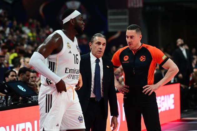 Valencia Basket v Real Madrid Euroleague Final Four Usman Garuba of Real Madrid , Sergio Scariolo of Real Madrid and referee Difallah during the Euroleague match, Final Four Semifinal between Valencia Basket v Real Madrid played at ATHENS Telekom Center Athens Stadium on May 22nd 2026 in Athens Greece Athens Greece Basketball Copyright: xAgenciaxLOFx
