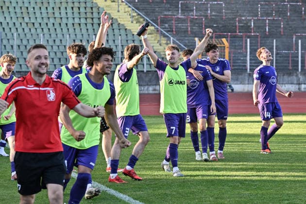 Relegation Regionalliga Bayern; TSV Schwaben Augsburg - SV Kirchanschöring; 22.05.2026 AUGSBURG, GERMANY - 22. MAI: Jubel der Hausherren nach dem Schlusspfiff und dem feststehnden Klassenerhalt nach dem Match zwischen dem TSV Schwaben Augsburg und dem SV Kirchanschöring beim Rückspiel der Relegation zur Regionalliga Bayern im Rosenaustadion Copyright: xBEAUTIFULxSPORTS Goldbergx