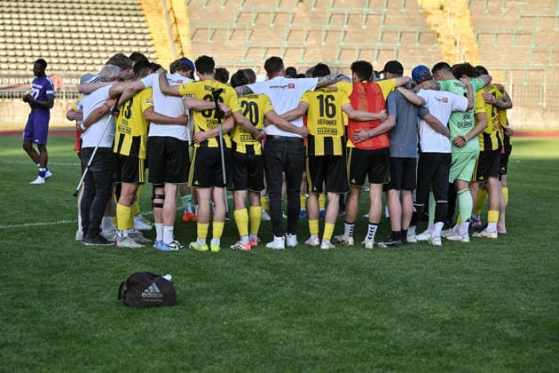 Relegation Regionalliga Bayern; TSV Schwaben Augsburg - SV Kirchanschöring; 22.05.2026 AUGSBURG, GERMANY - 22. MAI: hängende Köpfe bei den Gästen nach dem Match zwischen dem TSV Schwaben Augsburg und dem SV Kirchanschöring beim Rückspiel der Relegation zur Regionalliga Bayern im Rosenaustadion Copyright: xBEAUTIFULxSPORTS Goldbergx