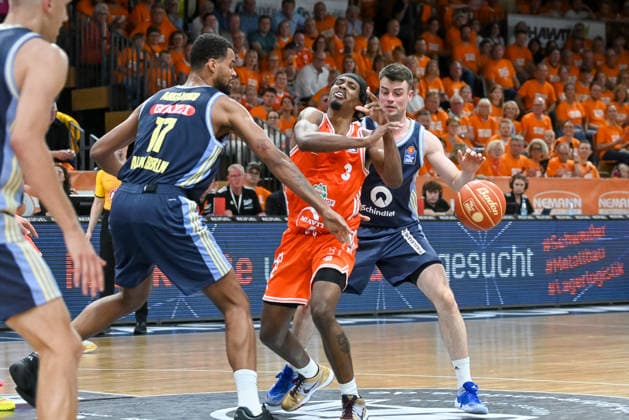 Malik Parsons (RASTA Vechta, 03) im Duell mit Norris Agbakoko (ALBA Berlin, 17) RASTA Vechta vs. ALBA Berlin, easyCredit Basketball Bundesliga, Play-Off, Saison 2025 2026, 22.05.2026, RASTA Vechta vs. ALBA Berlin, easyCredit Basketball Bundesliga, Play-Off, Saison 2025 2026, 22.05.2026 Vechta Copyright: xEibner-Pressefoto RobertxGertzenx EP_RGN