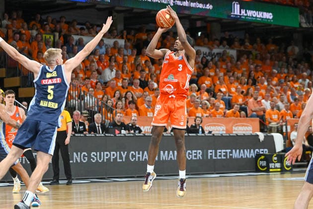 Malik Parsons (RASTA Vechta, 03) wirft RASTA Vechta vs. ALBA Berlin, easyCredit Basketball Bundesliga, Play-Off, Saison 2025 2026, 22.05.2026, RASTA Vechta vs. ALBA Berlin, easyCredit Basketball Bundesliga, Play-Off, Saison 2025 2026, 22.05.2026 Vechta Copyright: xEibner-Pressefoto RobertxGertzenx EP_RGN