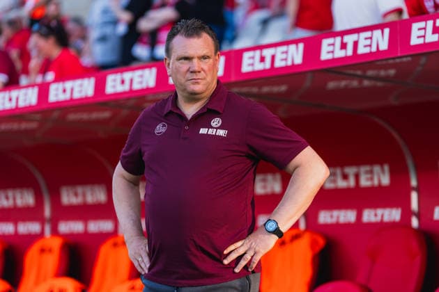 Uwe Koschinat (Rot-Weiss Essen, Trainer) schaut seinem Team zu Rot-Weiss Essen vs. SpVgg Greuther Fuerth, Fussball, 2.Bundesliga-Relegation 2025 26, Relegation-Hinspiel, Saison 2025 26, 22.05.2026, DFL REGULATIONS PROHIBIT ANY USE OF PHOTOGRAPHS AS IMAGE SEQUENCES AND OR QUASI-VIDEO, Rot-Weiss Essen vs. FC Ingolstadt 04, Fussball, 2.Bundesliga-Relegation 2025 26, Relegation-Hinspiel, Saison 2025 26, 22.05.2026 Essen Copyright: xEibner-Pressefoto LukasxBaldygax EP_LBA