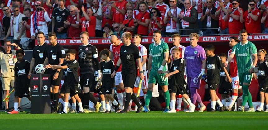 22.05.2026 - Fussball - Saison 2025 2026 - Relegation 2. Fussball Bundesliga - Hinspiel: Rot Weiss Essen RWE - SpVgg Greuther Fürth ( Kleeblatt ) - Sportfoto Zink MeZi - xmexzix - DFL regulations prohibit any use of photographs as image sequences and or quasi-video - only for editorial use - Daniel Schlager (Schiedsrichter) führt Teams aufs Feld