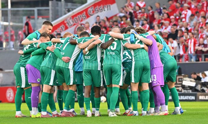 22.05.2026 - Fussball - Saison 2025 2026 - Relegation 2. Fussball Bundesliga - Hinspiel: Rot Weiss Essen RWE - SpVgg Greuther Fürth ( Kleeblatt ) - Sportfoto Zink MeZi - xmexzix - DFL regulations prohibit any use of photographs as image sequences and or quasi-video - only for editorial use - Teamkreis Mannschaft Team Fürth vor Spielbeginn