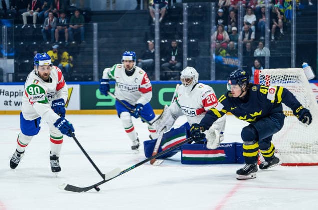 260522 Dylan di Perna of Italy and Ivar Stenberg of Sweden during the 2026 IIHF Ice hockey, Eishockey World Championship, WM, Weltmeisterschaft match between Sweden and Italy on May 22, 2026 in Fribourg. Photo: Jesper Zerman BILDBYRAN kod JZ JZ0726 ishockey ice hockey ishockey-vm 2026 vm 2026 iihf world championship sverige sweden italien italy bbeng Copyright: JESPERxZERMAN BB260522JZ094