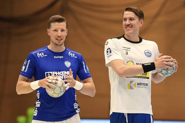 2026.05.22, xkwix, Handball, HBL, ThSV Eisenach - TBV Lemgo Lippe, Werner-Aßmann-Halle, 32.Spieltag, Saison 2025 2026: Oskar Joelsson (ThSV Eisenach 3) im Gespraech mit Adam Nyfjäll (TBV Lemgo Lippe 22) Photo: xKamilxWilkowskixPressefotoKochx Thüringen Deutschland