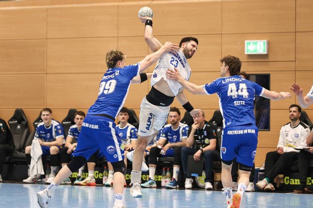 2026.05.22, xkwix, Handball, HBL, ThSV Eisenach - TBV Lemgo Lippe, Werner-Aßmann-Halle, 32.Spieltag, Saison 2025 2026: Tim Suton (TBV Lemgo Lippe 23) wirft den Ball auf das Tor im Zweikampf gegen Stephan Seitz (ThSV Eisenach 44) und Tillman Leu (ThSV Eisenach 99) Photo: xKamilxWilkowskixPressefotoKochx Thüringen Deutschland