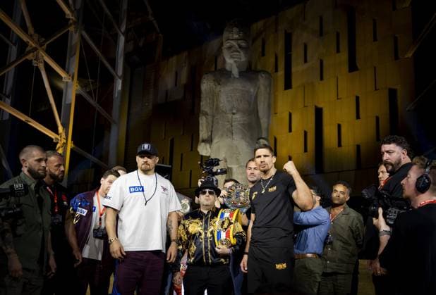 CAIRO - World champion Oleksandr Usyk and boxer Rico Verhoeven during a weigh-in at the Grand Egyptian Museum ahead of the title fight at the Pyramids of Giza. KOEN VAN WEEL ANP xVIxANPxSportx xxANPxIVx 559068160 originalFilename: 559068160.jpg