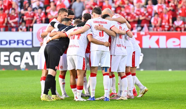 22.05.2026 - Fussball - Saison 2025 2026 - Relegation 2. Fussball Bundesliga - Hinspiel: Rot Weiss Essen RWE - SpVgg Greuther Fürth ( Kleeblatt ) - Sportfoto Zink - xwoxzix - DFL regulations prohibit any use of photographs as image sequences and or quasi-video - only for editorial use - Teamkreis Essen vor Spielbeginn