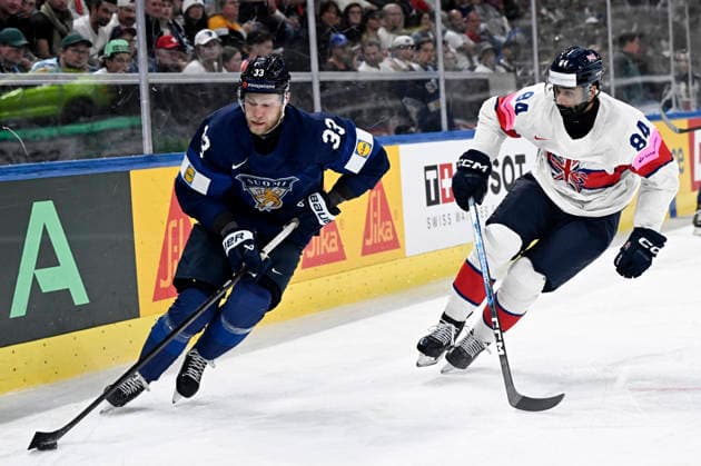 LKS 20260522 Nikolas Matinpalo (L) of Finland vies the puck with Travis Brown of Britain during the 2026 IIHF Ice hockey, Eishockey World Championships preliminary round group A match between Finland and Great Britain in Zurich on May 22th, 2026. - RONI REKOMAA Zürich Switzerland 7tYMl5qnP_M  Copyright: xRonixRekomaax 7tYMl5qnP_M