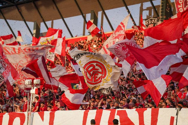 Deutschland: Fussball 2. Bundesliga Relegation 2025 - 2026 - Rot Weiss Essen vs SpVgg Greuther-Fürth - Stadion an der Hafenstraße (Essen): Heimfans von Rot Weiss Essen sorgen mit zahlreichen rot-weißen Fahnen und Bannern für beeindruckende Stimmung auf der Tribüne während des Relegationsspiels. Dichte Fankurve im Abendlicht mit aktiver Choreografie und emotionaler Unterstützung der Mannschaft. Ultras, Supporters, Fußballkultur, Ruhrgebiet, Traditionsverein, Heimblock, Fahnenmeer, Zuschauer, Aufstiegskampf, 2. Bundesliga, Stadionatmosphäre, Matchday, Emotionen, Fußballleidenschaft, Sportevent, Nordrhein-Westfalen, STEINSIEK.CH Copyright: xJOERANxSTEINSIEKx
