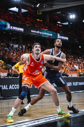 1. Basketball Bundesliga, easyCredit BBL, Saison 2025 2026, Herren, Playoffs, Viertelfinale, Spiel 3, 22.05.2026, RASTA Vechta - ALBA Berlin Tibor Pleiß ( 22 - RASTA Vechta) und Norris Agbakoko ( 17 - ALBA BERLIN) in Aktion Vechta RASTA Dome Niedersachsen Deutschland
