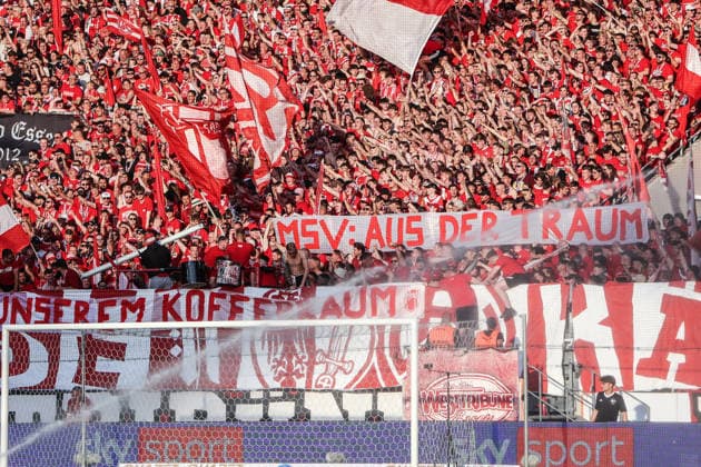 Fussball, Relegation 2026 Saison 2025 2026 Hinspiel Rot Weiss Essen - SpVgg Greuther Fürth 22.05.2026, Stadion an der Hafenstraße Fans Rot-Weiss Essen entwenden in der Nacht einen Torpfosten aus der Duisburger schauinsland-reisen-arena, dem Stadion vom Rivalen dem MSV Duisburg, und präsentieren den Pfosten nun im Stadion, Hintergrund: Der MSV Duisburg erreichte am Letzten Spieltag aufgrund eines Pfostentreffers in der letzten Sekunde nicht die Relegation Essen Stadion an der Hafenstraße Nordrhein-Westfalen Deutschland