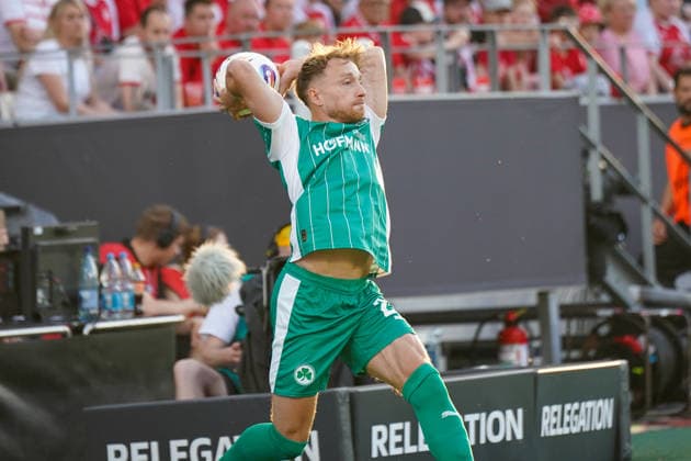 Deutschland: Fussball 2. Bundesliga Relegation 2025 - 2026 - Rot Weiss Essen vs SpVgg Greuther-Fürth - Stadion an der Hafenstraße (Essen): Jannik Dehm (SpVgg Greuther Fürth, 23) Copyright: xJOERANxSTEINSIEKx