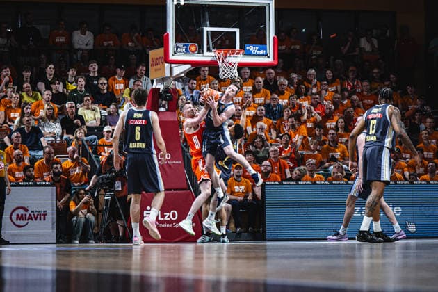 1. Basketball Bundesliga, easyCredit BBL, Saison 2025 2026, Herren, Playoffs, Viertelfinale, Spiel 3, 22.05.2026, RASTA Vechta - ALBA Berlin Lars Thiemann ( 21 - RASTA Vechta) gegen Justin Bean ( 34 - ALBA BERLIN) Vechta RASTA Dome Niedersachsen Deutschland