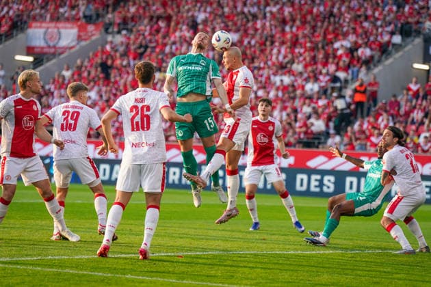 Deutschland: Fussball 2. Bundesliga Relegation 2025 - 2026 - Rot Weiss Essen vs SpVgg Greuther-Fürth - Stadion an der Hafenstraße (Essen): Jan Elvedi (SpVgg Greuther Fürth, 15) Tobias Kraulich (Rot-Weiss Essen, 33) Kopfball Zweikampf Copyright: xJOERANxSTEINSIEKx